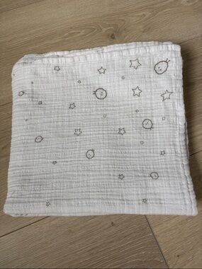 Morí Soft White Muslin Baby Swaddle with Star and Moon Print